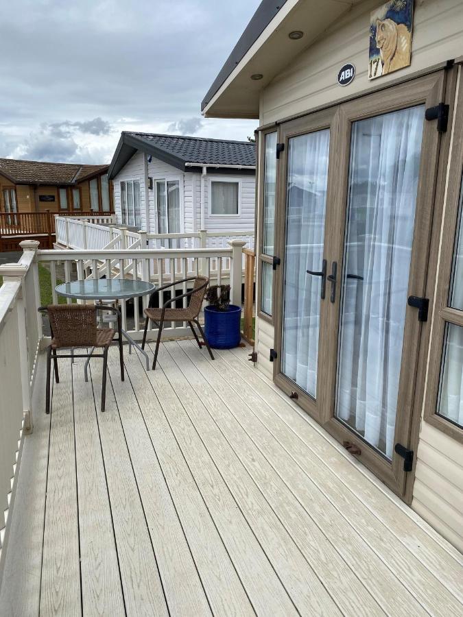 6 Berth Caravan With Decking At Manor Park In Hunstanton Ref 23017H Eksteriør billede