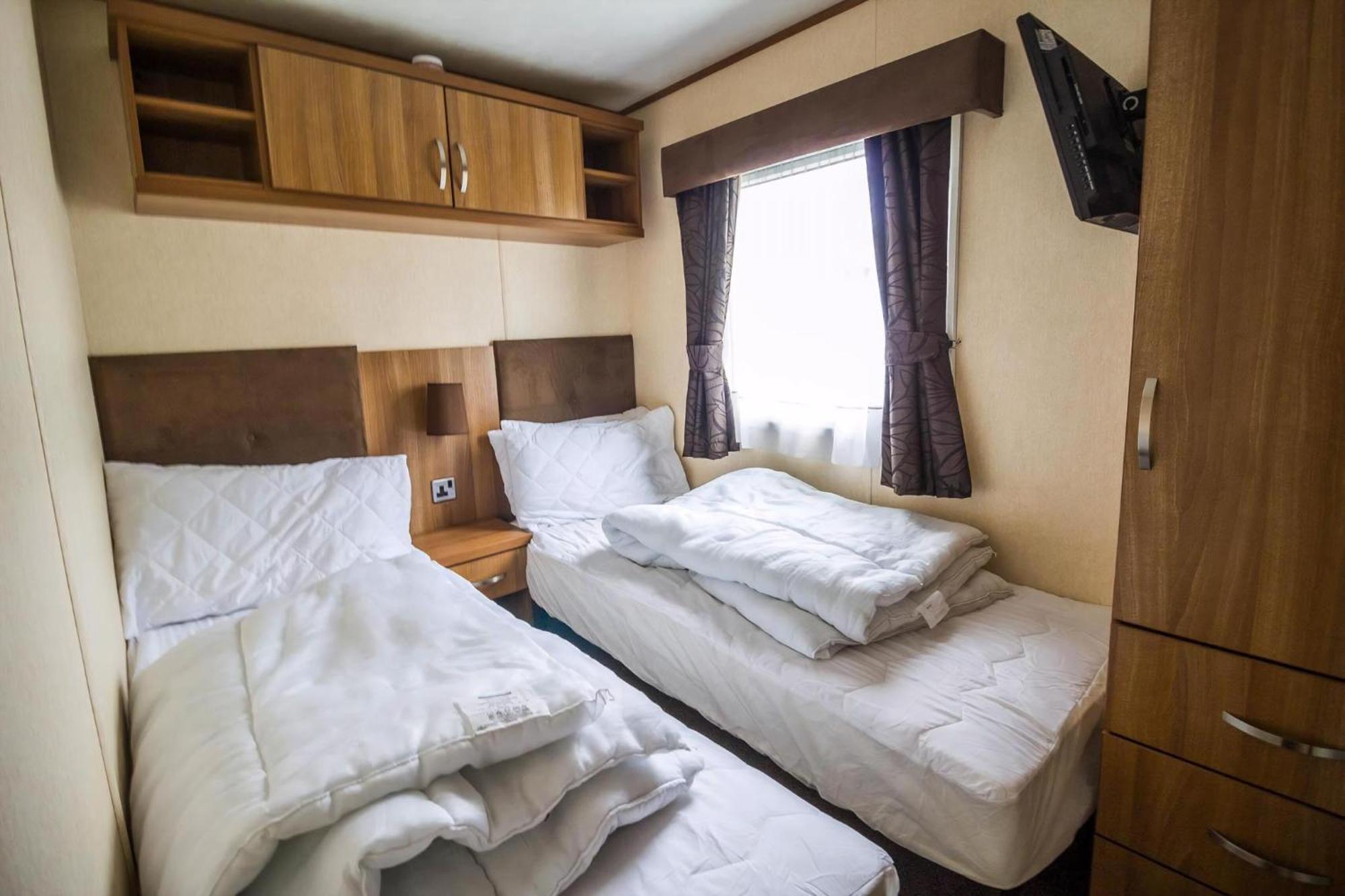6 Berth Caravan With Decking At Manor Park In Hunstanton Ref 23017H Eksteriør billede