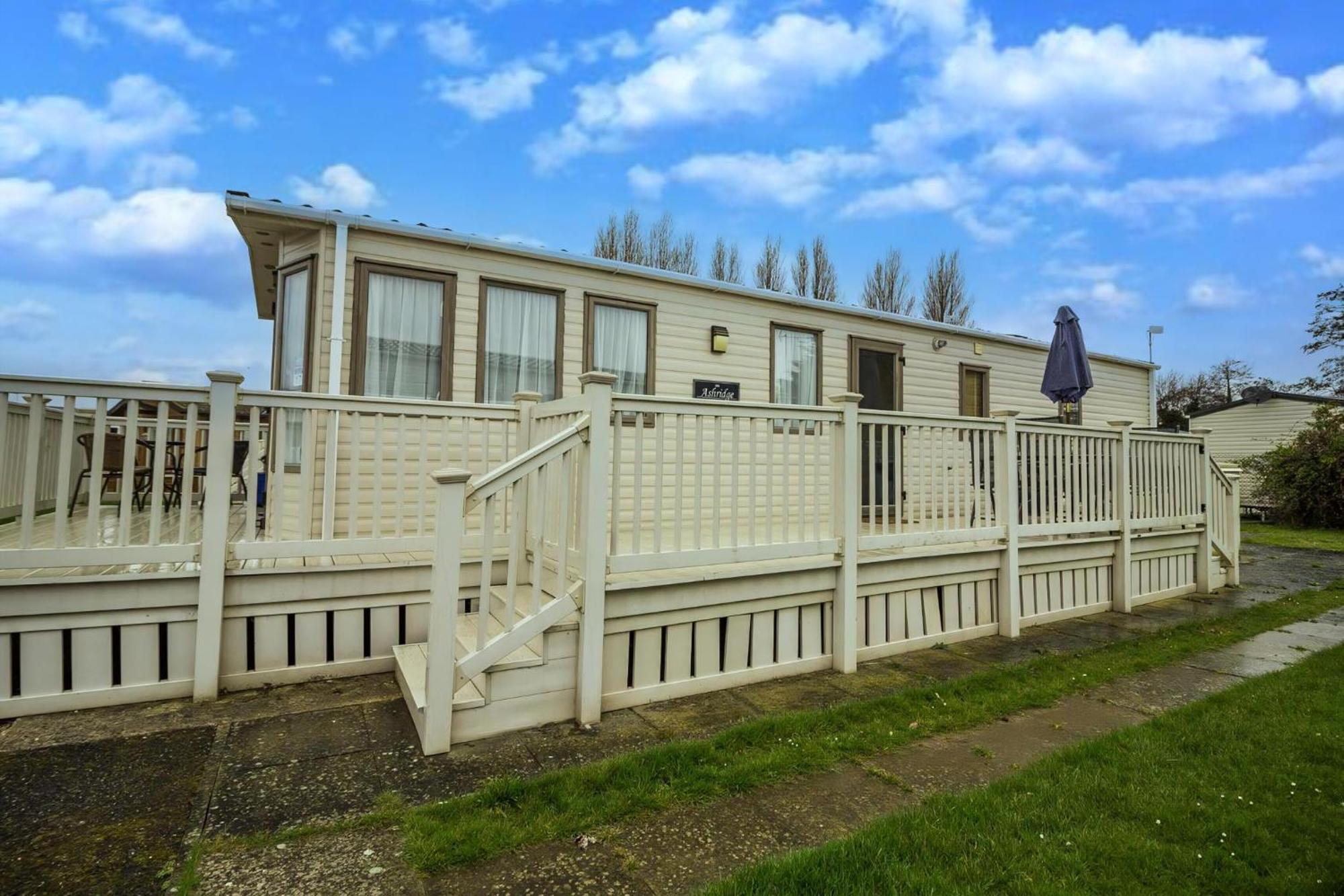6 Berth Caravan With Decking At Manor Park In Hunstanton Ref 23017H Eksteriør billede
